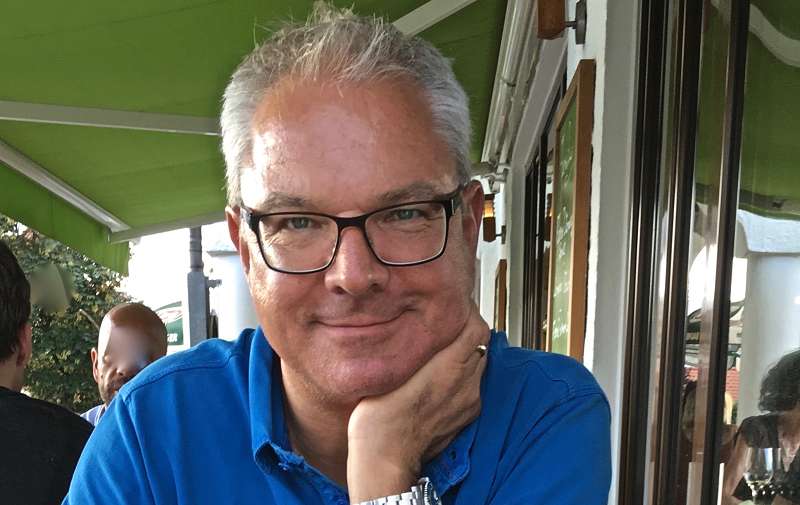 Herr mit Brille